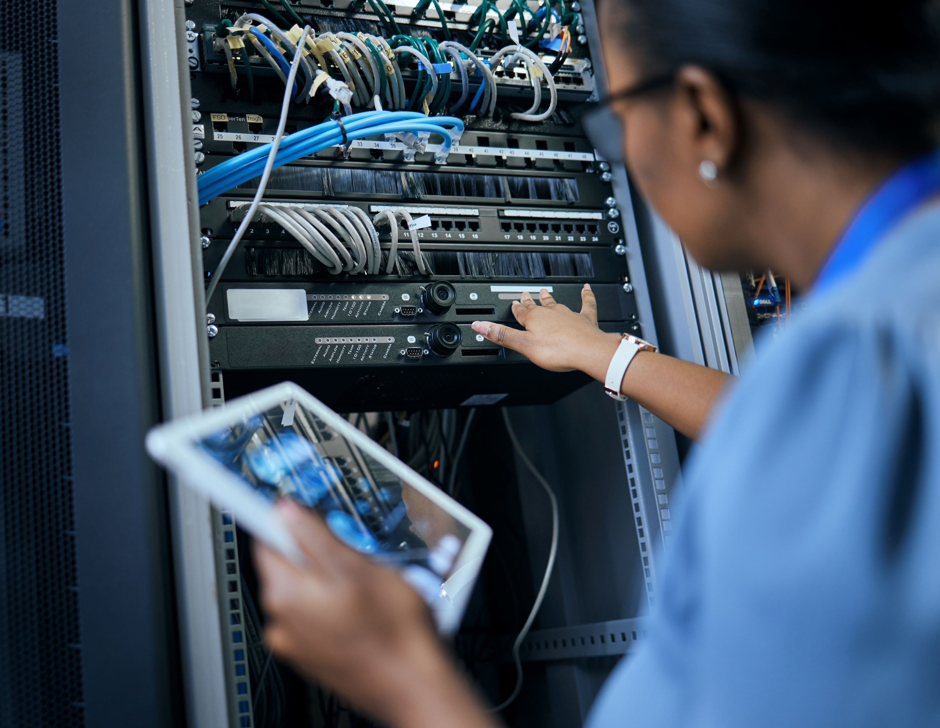 Transportation worker using a pad device to interface with a server.